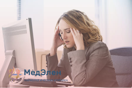 Девушка держится за голову